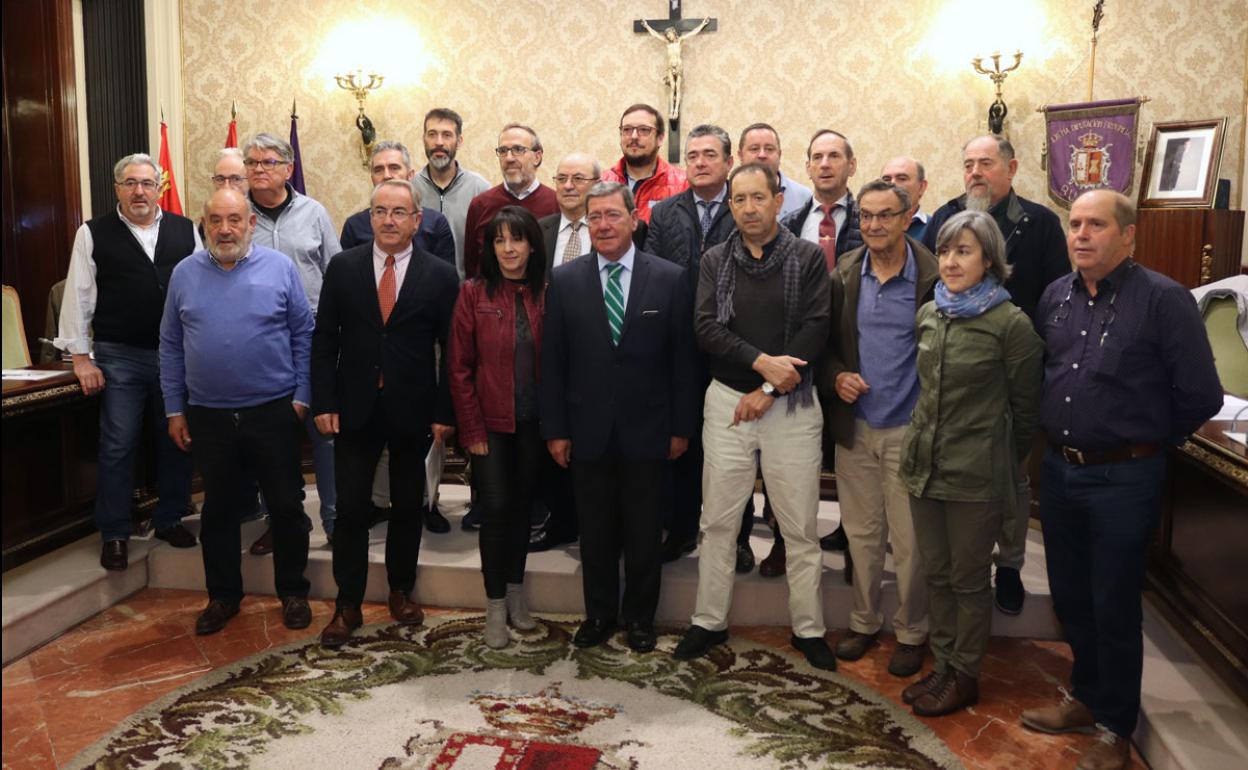 Los alcaldes y el presidente de la Diputación, César Rico, han firmado los convenios esta mañana.