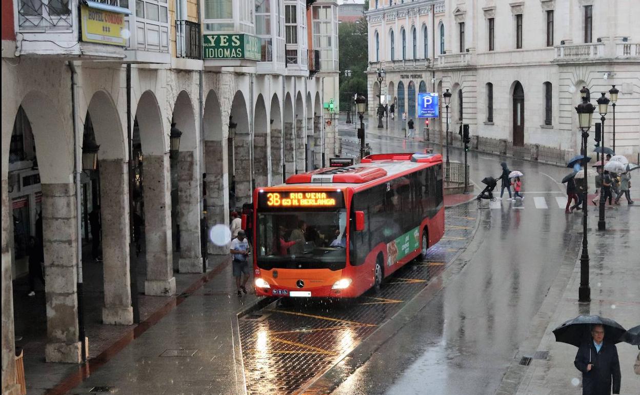 Imagen del centro de Burgos durante un episodio de lluvia. 