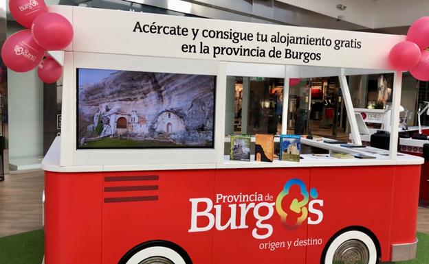 El stand con la imagen de la Cueva y ermita de San Bartolomé. 