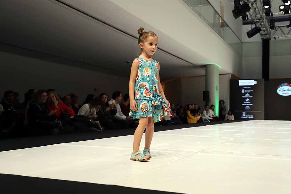 La marca Rosalita Señoritas, enfocada en moda para niños de entre 3 y 12 años, fue la encargada de abrir el desfile en Burgos, captando la atención de todos los espectadores, por la naturalidad de las más pequeñas.