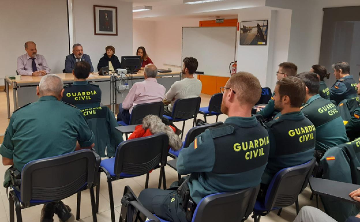 Pedro L. de la Fuente, subdelegado del Gobierno en Burgos, presenta la jornada de formación. 