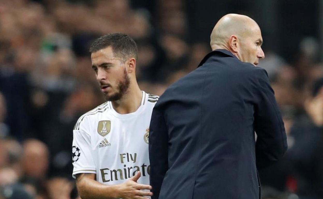 Zidane saluda a Hazard tras relevar al belga durante el partido ante el Galatasaray. 