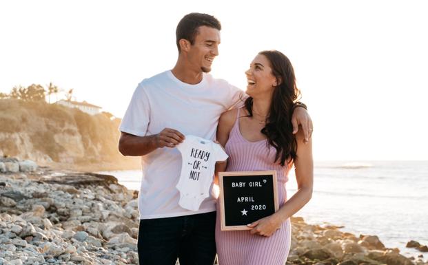 Alex Morgan, junto a su marido Servando Carrasco, anunció con esta foto su futura maternidad