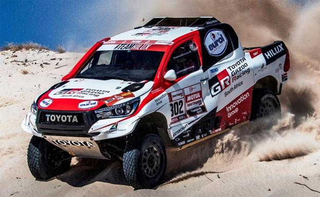 Fernando Alonso con el Toyota Hilux del Dakar en marzo.