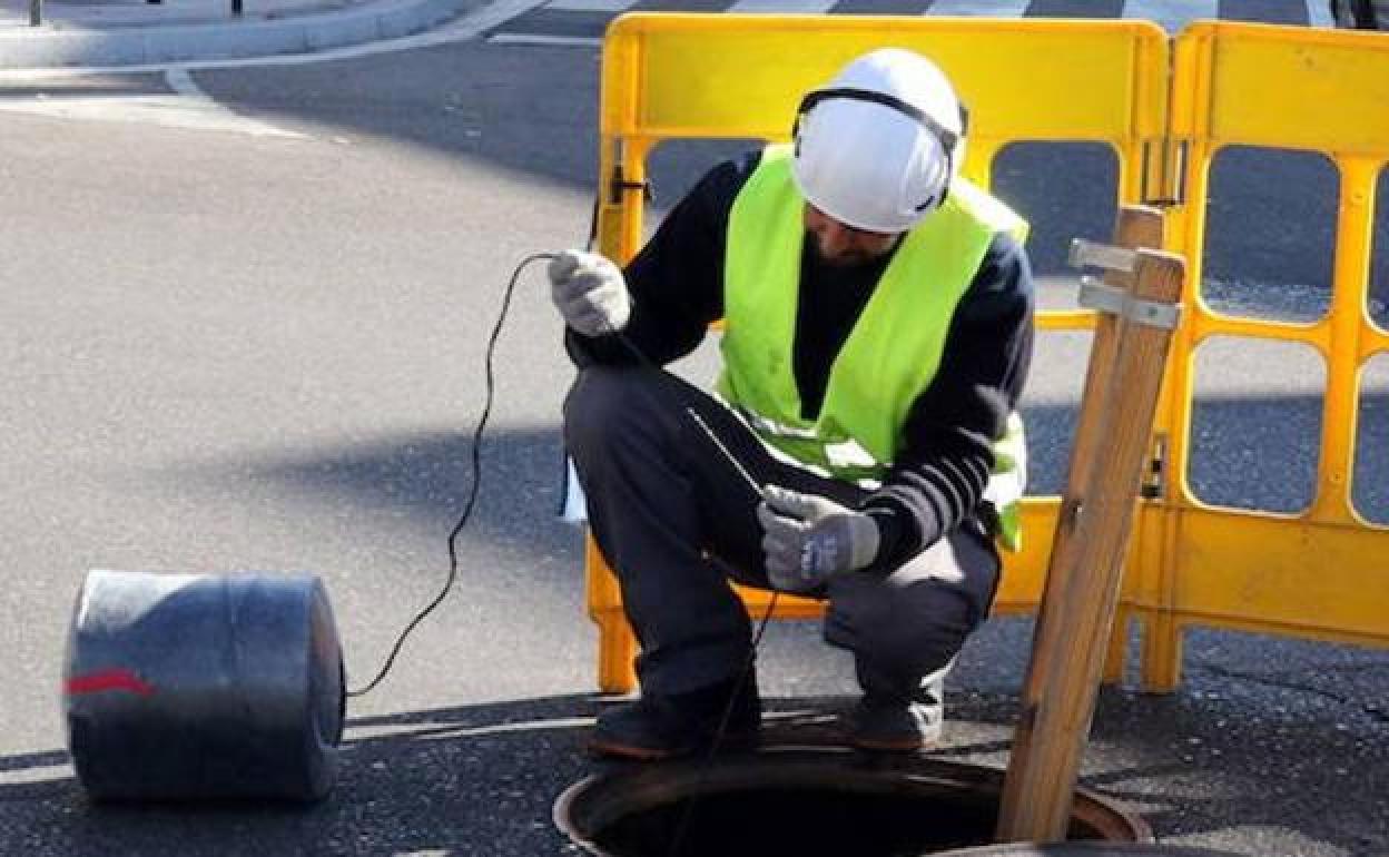 Un trabajador, durante su jornada laboral.