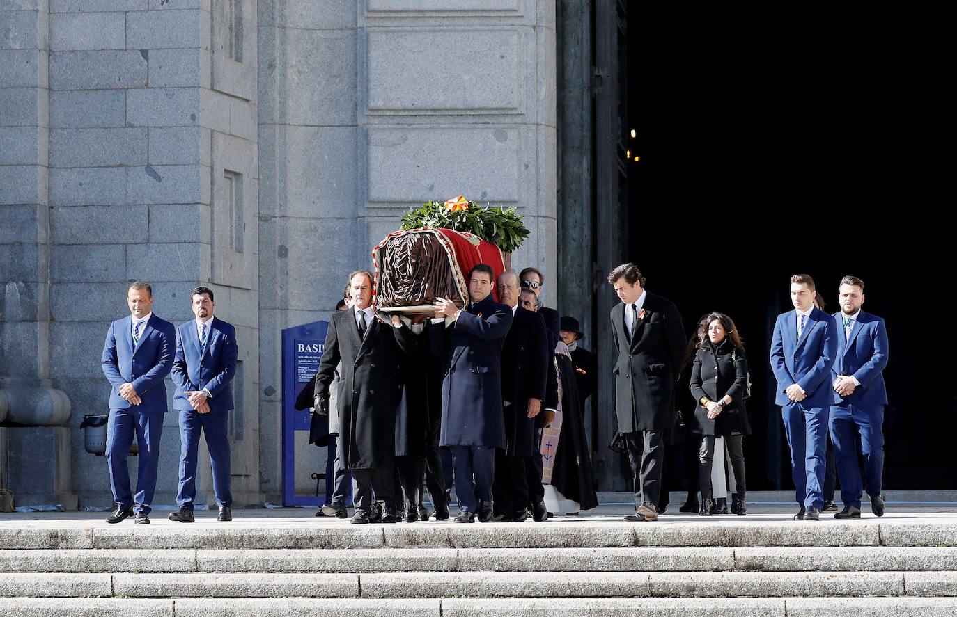 Familiares de Francisco Franco portan el féretro con los restos mortales del dictador tras su exhumación en la basílica del Valle de los Caídos