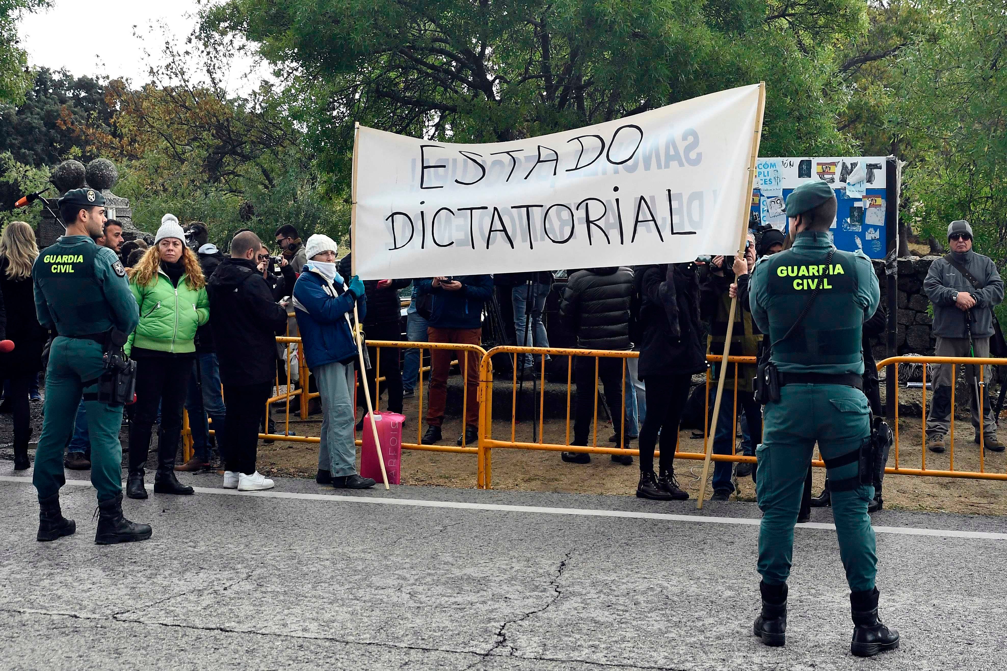 Varias personas despliegan una pancarta a favor del dictador a la entrada del Valle de los Caídos.