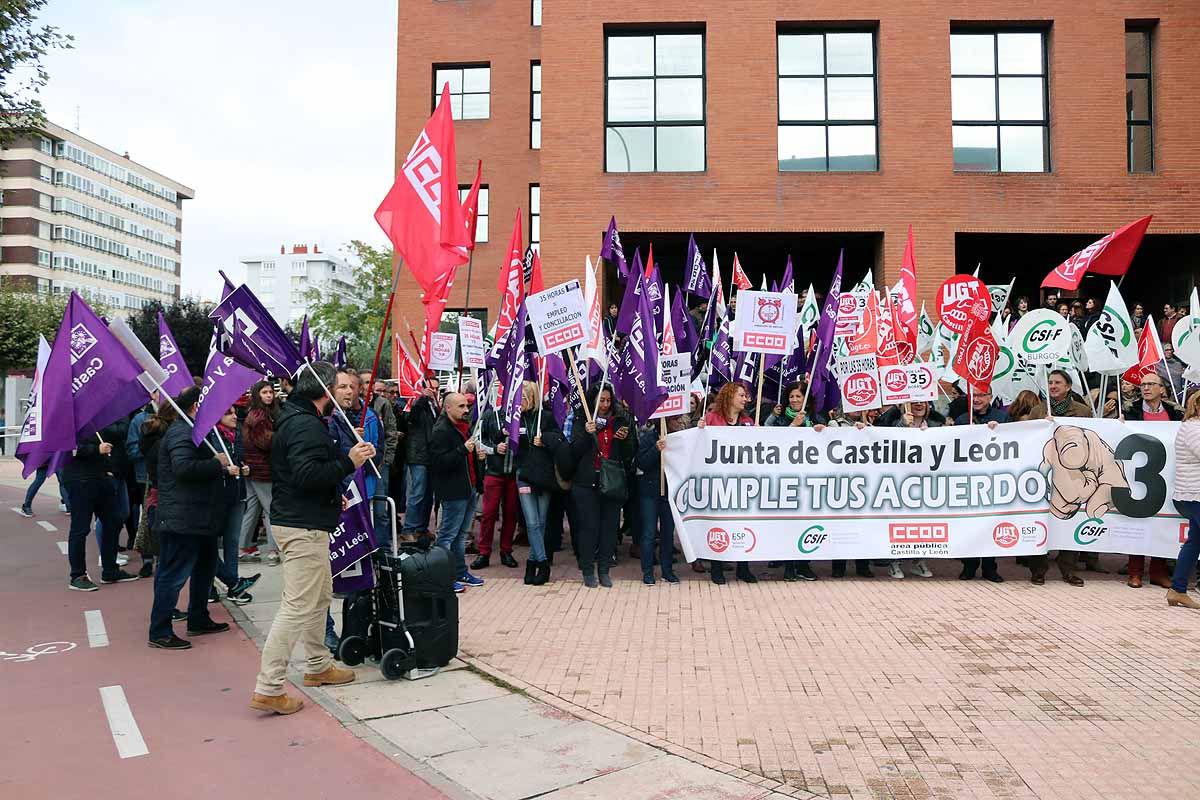 Un centenar de empleados públicos se ha concentrado a las puertas de la delegación territorial de la Junta de Castilla y León para exigir la vuelta a la jornada de las 35 horas | Los sindicatos ya han anunciado una huelga general para el 6 de noviembre. 