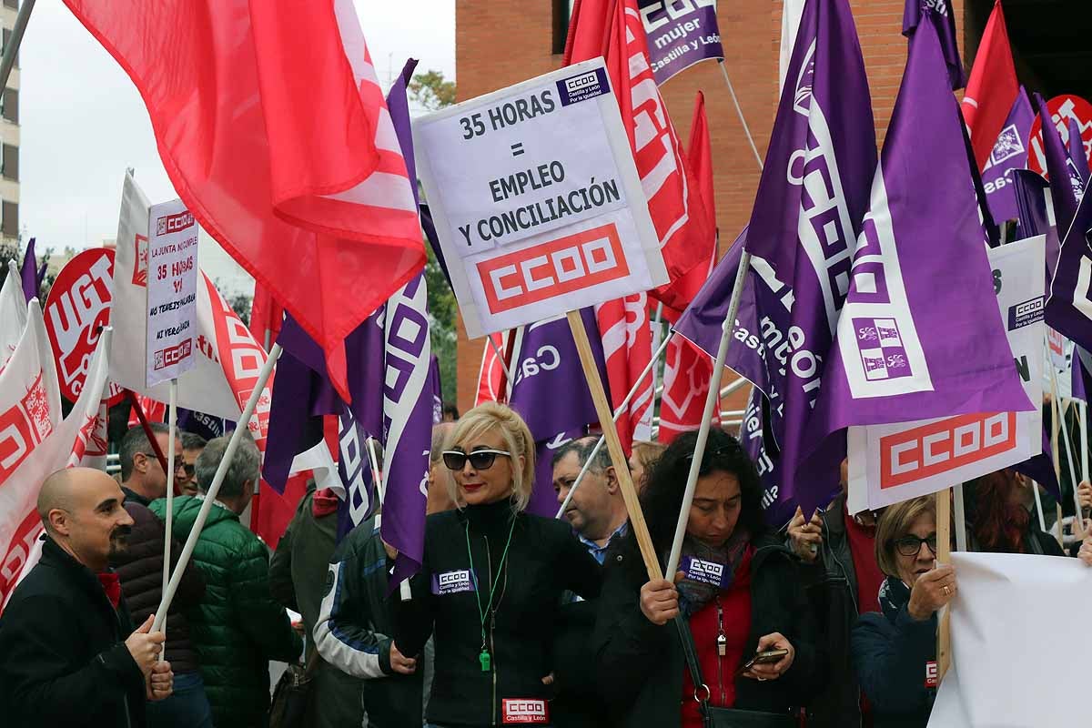 Un centenar de empleados públicos se ha concentrado a las puertas de la delegación territorial de la Junta de Castilla y León para exigir la vuelta a la jornada de las 35 horas | Los sindicatos ya han anunciado una huelga general para el 6 de noviembre. 