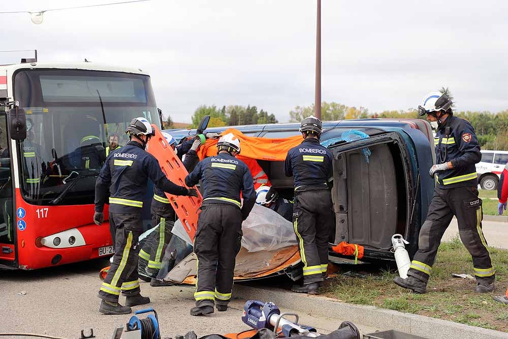 Fotos: Imágenes del simulacro de accidente de transporte escolar