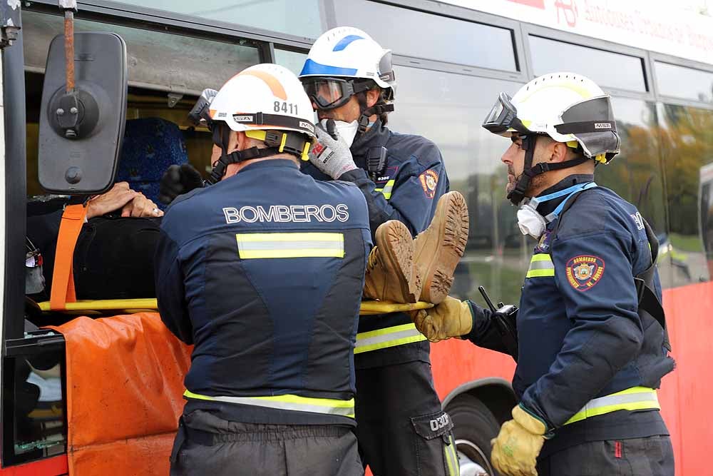 Fotos: Imágenes del simulacro de accidente de transporte escolar