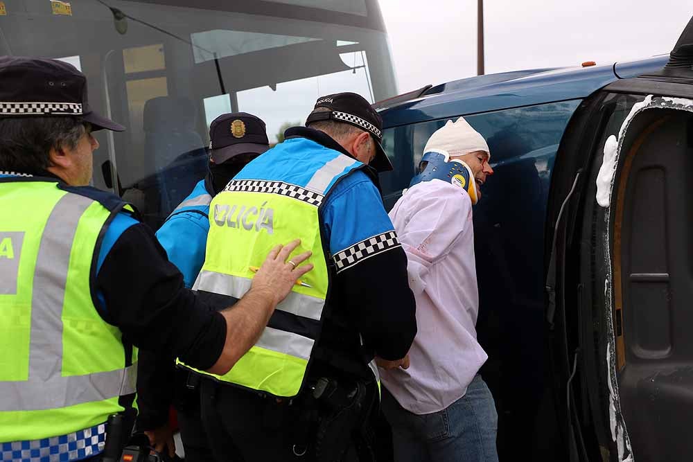 Fotos: Imágenes del simulacro de accidente de transporte escolar