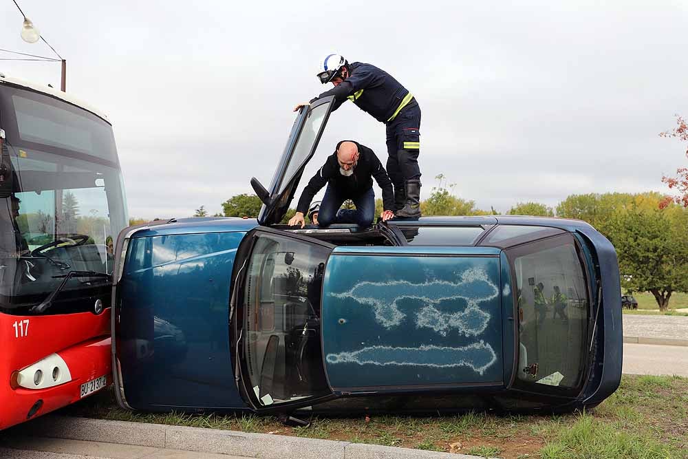 Fotos: Imágenes del simulacro de accidente de transporte escolar