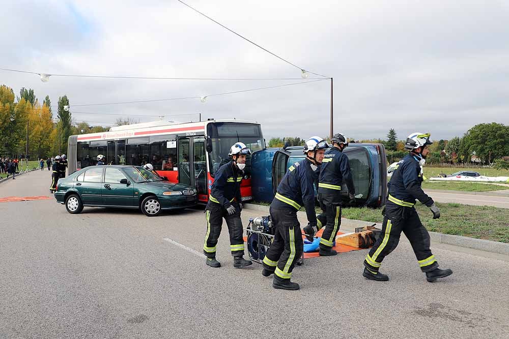 Fotos: Imágenes del simulacro de accidente de transporte escolar