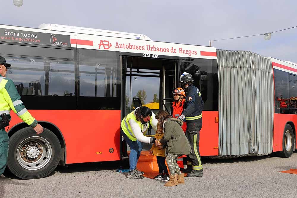 Fotos: Imágenes del simulacro de accidente de transporte escolar