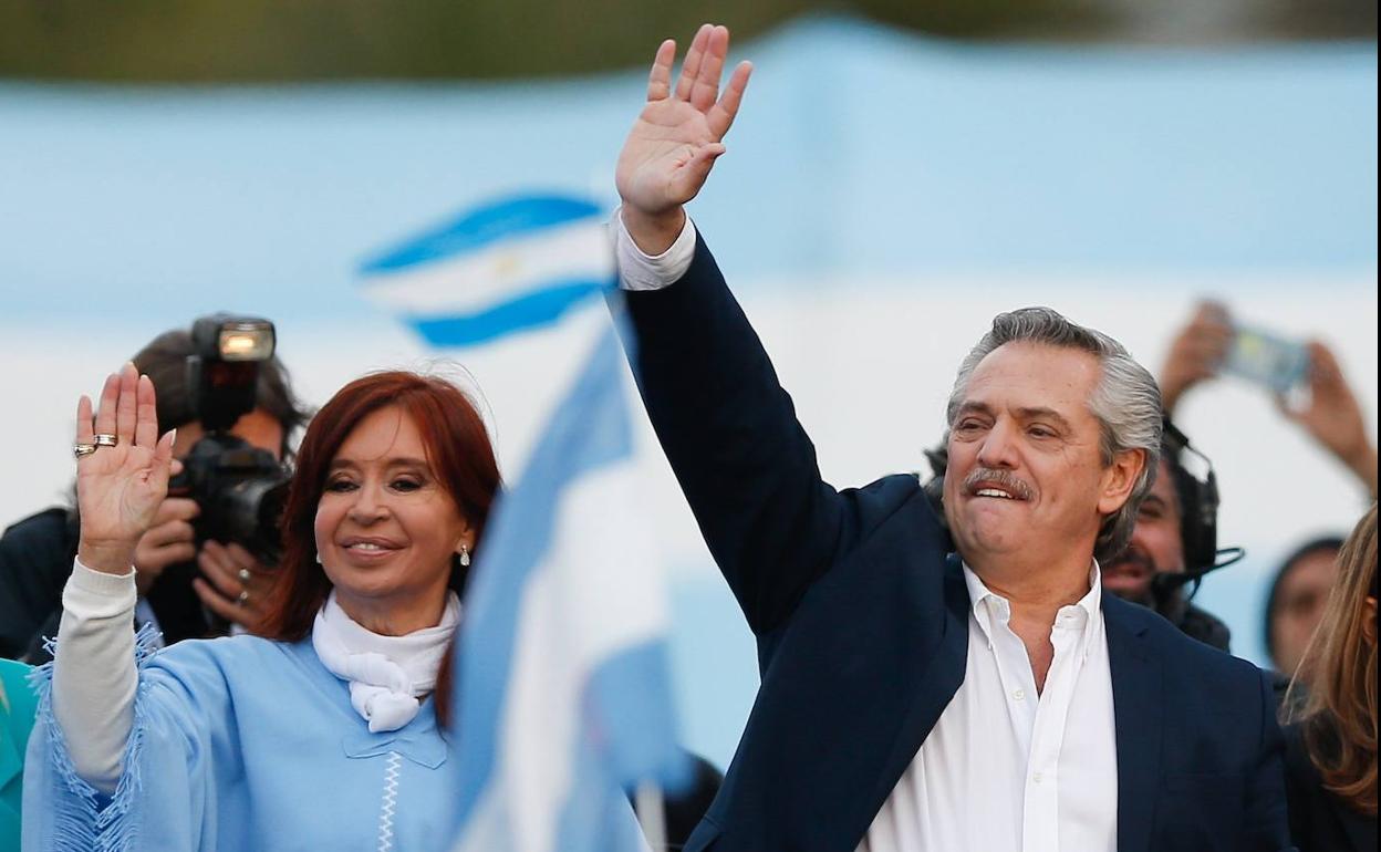 Cristina y Alberto Fernández saludan a sus partidarios.