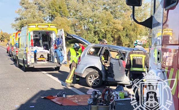 Los bomberos liberan a un herido atrapado en un turismo tras una salida de vía en Buniel