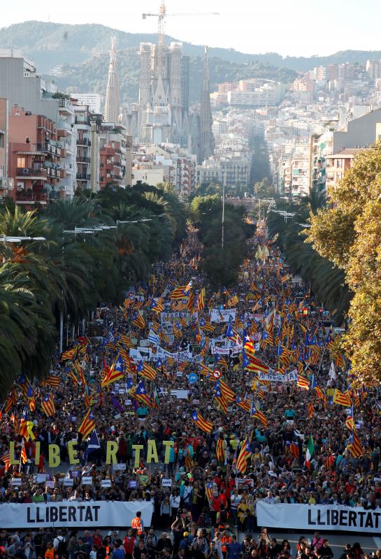 Miles de personas se concentran en Barcelona para protestar por la sentencia del 'procés'.