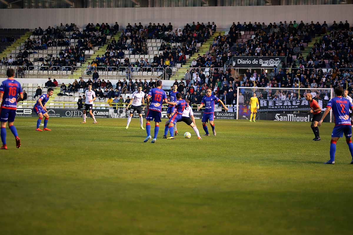 Los blanquinegros han perdido en casa contra la Sociedad Deportiva Amorebieta | Pisculichi encajó el único gol para los locales (1-2) | El Plantío recibió con emoción y homenajes a Mikel Saizar que regresaba a la que fue su portería durante dos temporadas). 