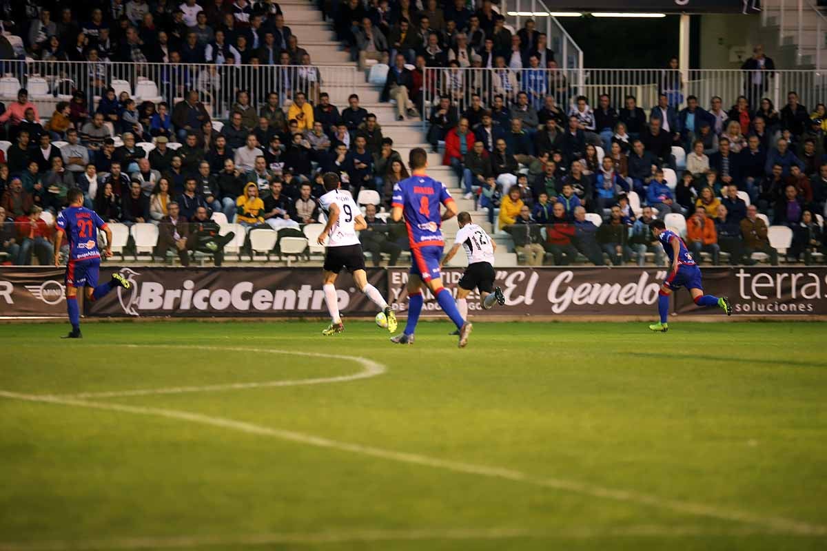 Los blanquinegros han perdido en casa contra la Sociedad Deportiva Amorebieta | Pisculichi encajó el único gol para los locales (1-2) | El Plantío recibió con emoción y homenajes a Mikel Saizar que regresaba a la que fue su portería durante dos temporadas). 