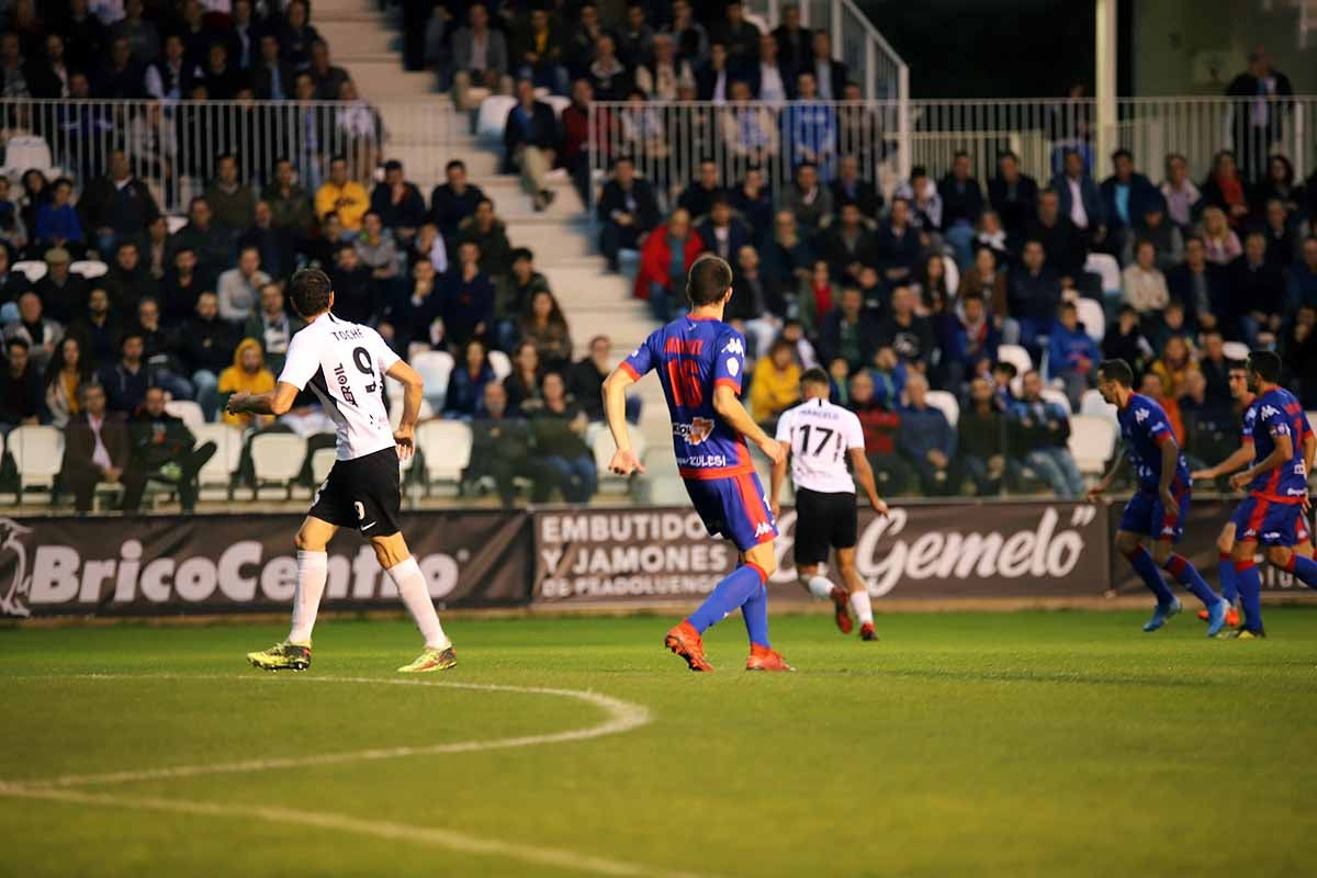 Los blanquinegros han perdido en casa contra la Sociedad Deportiva Amorebieta | Pisculichi encajó el único gol para los locales (1-2) | El Plantío recibió con emoción y homenajes a Mikel Saizar que regresaba a la que fue su portería durante dos temporadas). 