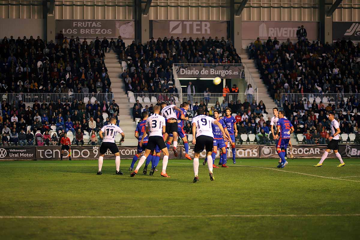 Los blanquinegros han perdido en casa contra la Sociedad Deportiva Amorebieta | Pisculichi encajó el único gol para los locales (1-2) | El Plantío recibió con emoción y homenajes a Mikel Saizar que regresaba a la que fue su portería durante dos temporadas). 