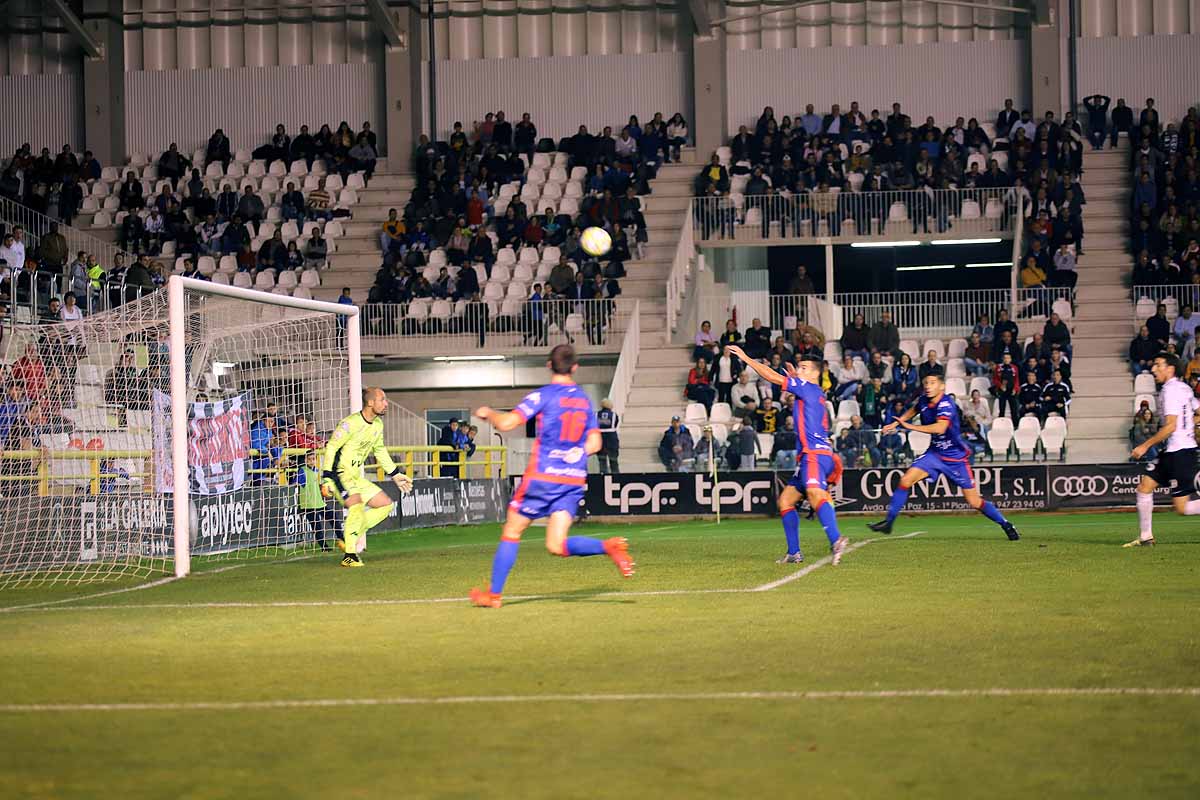 Los blanquinegros han perdido en casa contra la Sociedad Deportiva Amorebieta | Pisculichi encajó el único gol para los locales (1-2) | El Plantío recibió con emoción y homenajes a Mikel Saizar que regresaba a la que fue su portería durante dos temporadas). 