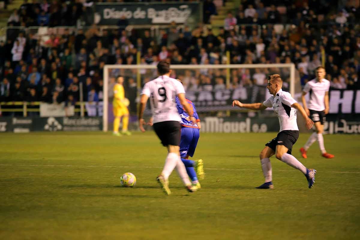 Los blanquinegros han perdido en casa contra la Sociedad Deportiva Amorebieta | Pisculichi encajó el único gol para los locales (1-2) | El Plantío recibió con emoción y homenajes a Mikel Saizar que regresaba a la que fue su portería durante dos temporadas). 