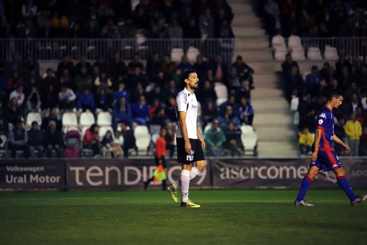 Los blanquinegros han perdido en casa contra la Sociedad Deportiva Amorebieta | Pisculichi encajó el único gol para los locales (1-2) | El Plantío recibió con emoción y homenajes a Mikel Saizar que regresaba a la que fue su portería durante dos temporadas). 