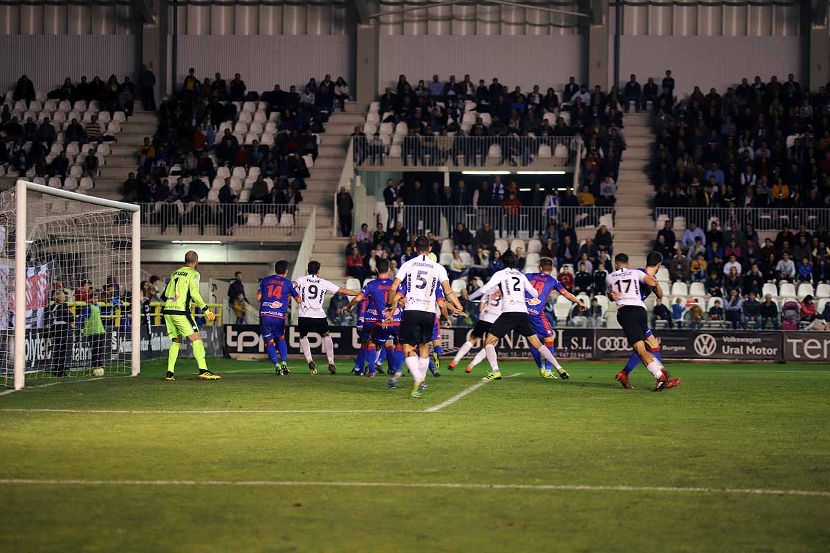 Los blanquinegros han perdido en casa contra la Sociedad Deportiva Amorebieta | Pisculichi encajó el único gol para los locales (1-2) | El Plantío recibió con emoción y homenajes a Mikel Saizar que regresaba a la que fue su portería durante dos temporadas). 