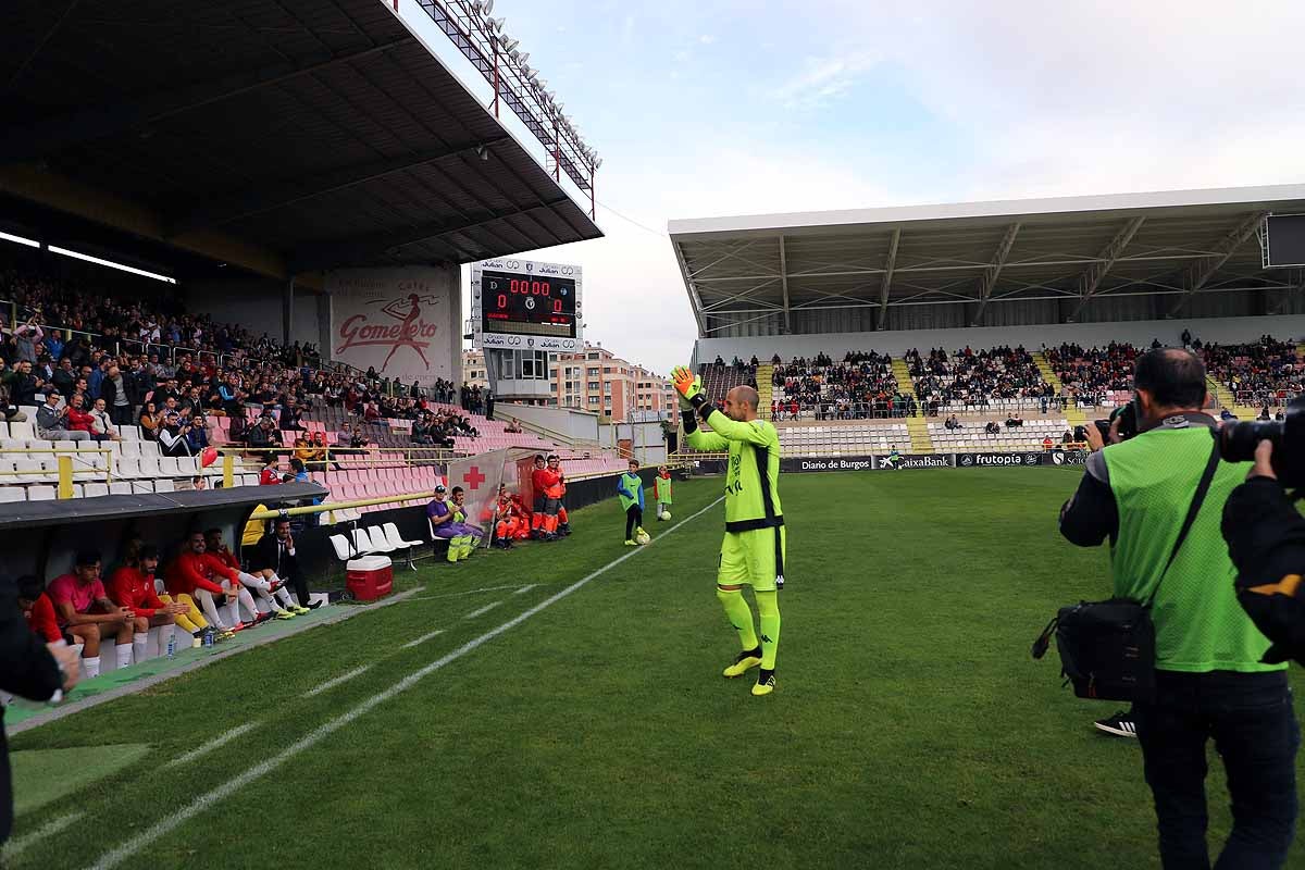 Los blanquinegros han perdido en casa contra la Sociedad Deportiva Amorebieta | Pisculichi encajó el único gol para los locales (1-2) | El Plantío recibió con emoción y homenajes a Mikel Saizar que regresaba a la que fue su portería durante dos temporadas). 