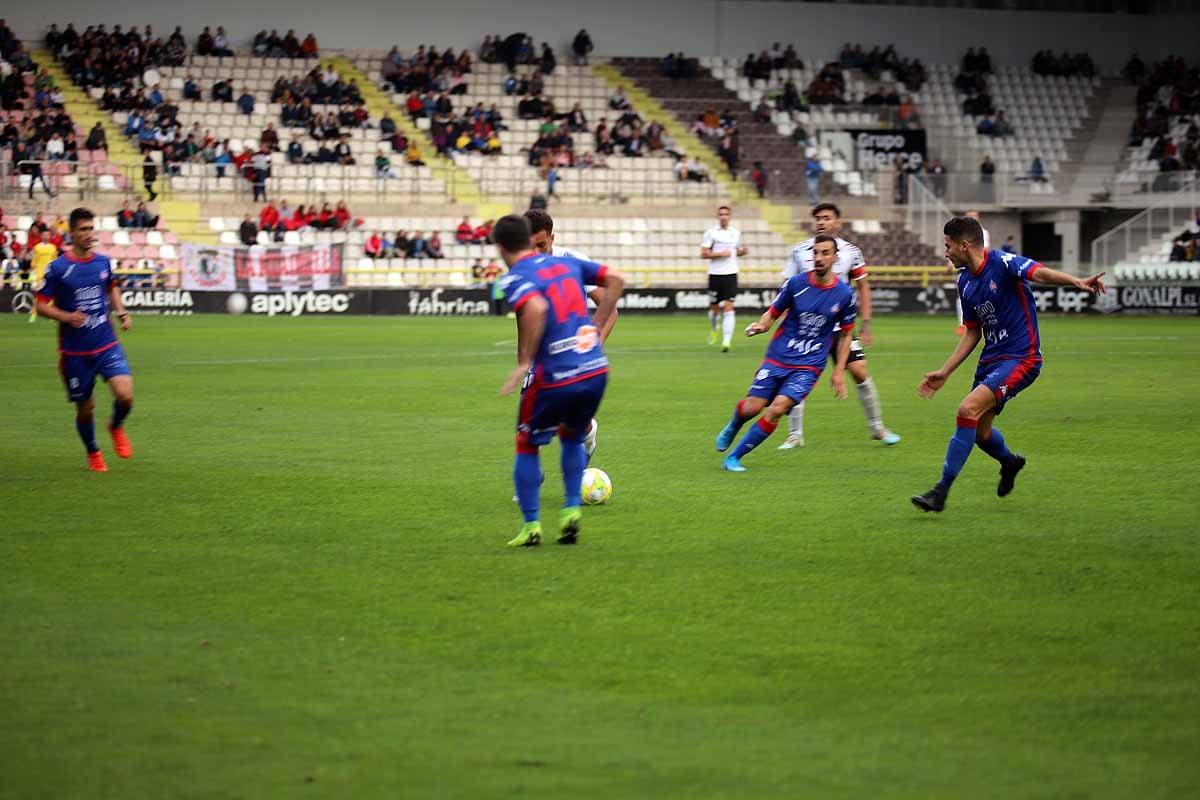 Los blanquinegros han perdido en casa contra la Sociedad Deportiva Amorebieta | Pisculichi encajó el único gol para los locales (1-2) | El Plantío recibió con emoción y homenajes a Mikel Saizar que regresaba a la que fue su portería durante dos temporadas). 