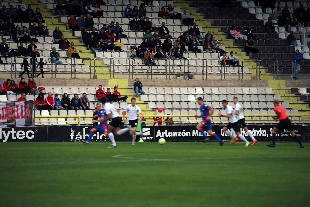 Los blanquinegros han perdido en casa contra la Sociedad Deportiva Amorebieta | Pisculichi encajó el único gol para los locales (1-2) | El Plantío recibió con emoción y homenajes a Mikel Saizar que regresaba a la que fue su portería durante dos temporadas). 