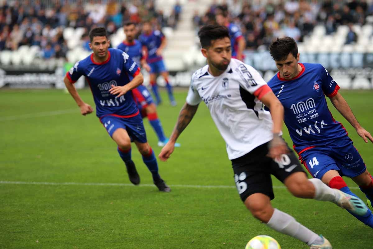 Los blanquinegros han perdido en casa contra la Sociedad Deportiva Amorebieta | Pisculichi encajó el único gol para los locales (1-2) | El Plantío recibió con emoción y homenajes a Mikel Saizar que regresaba a la que fue su portería durante dos temporadas). 