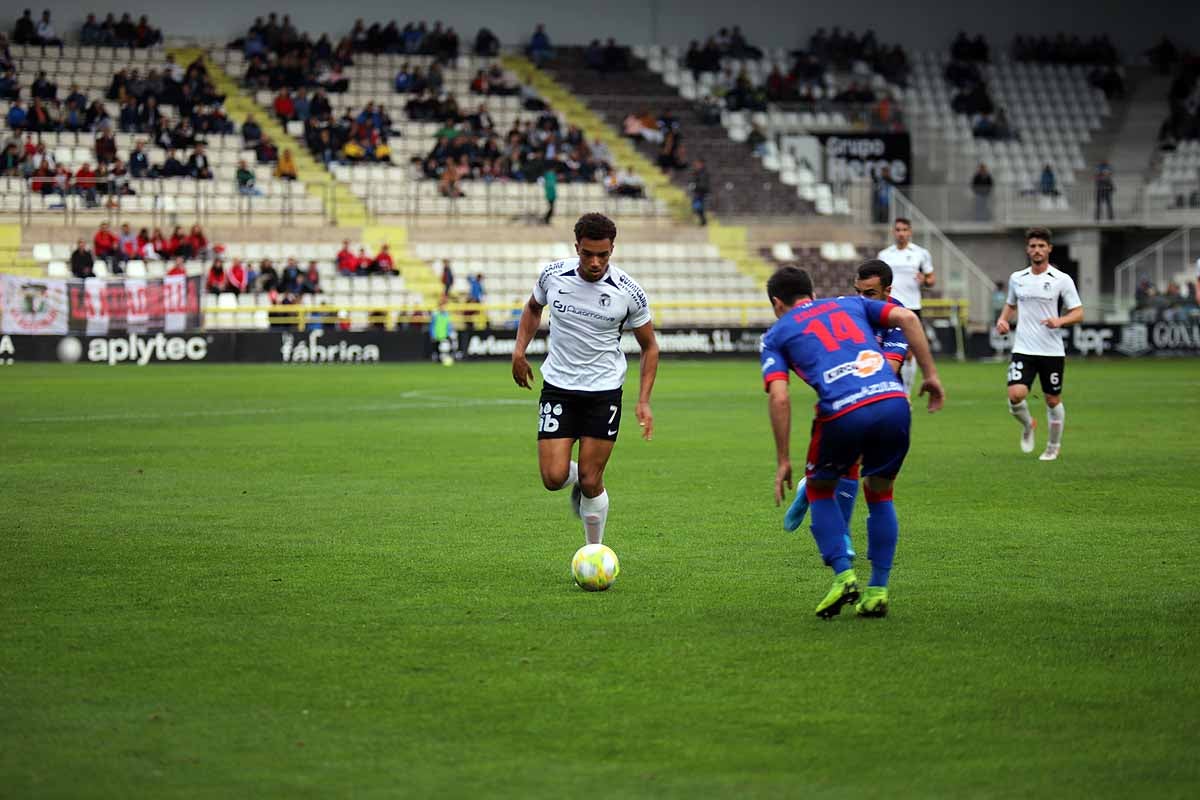 Los blanquinegros han perdido en casa contra la Sociedad Deportiva Amorebieta | Pisculichi encajó el único gol para los locales (1-2) | El Plantío recibió con emoción y homenajes a Mikel Saizar que regresaba a la que fue su portería durante dos temporadas). 