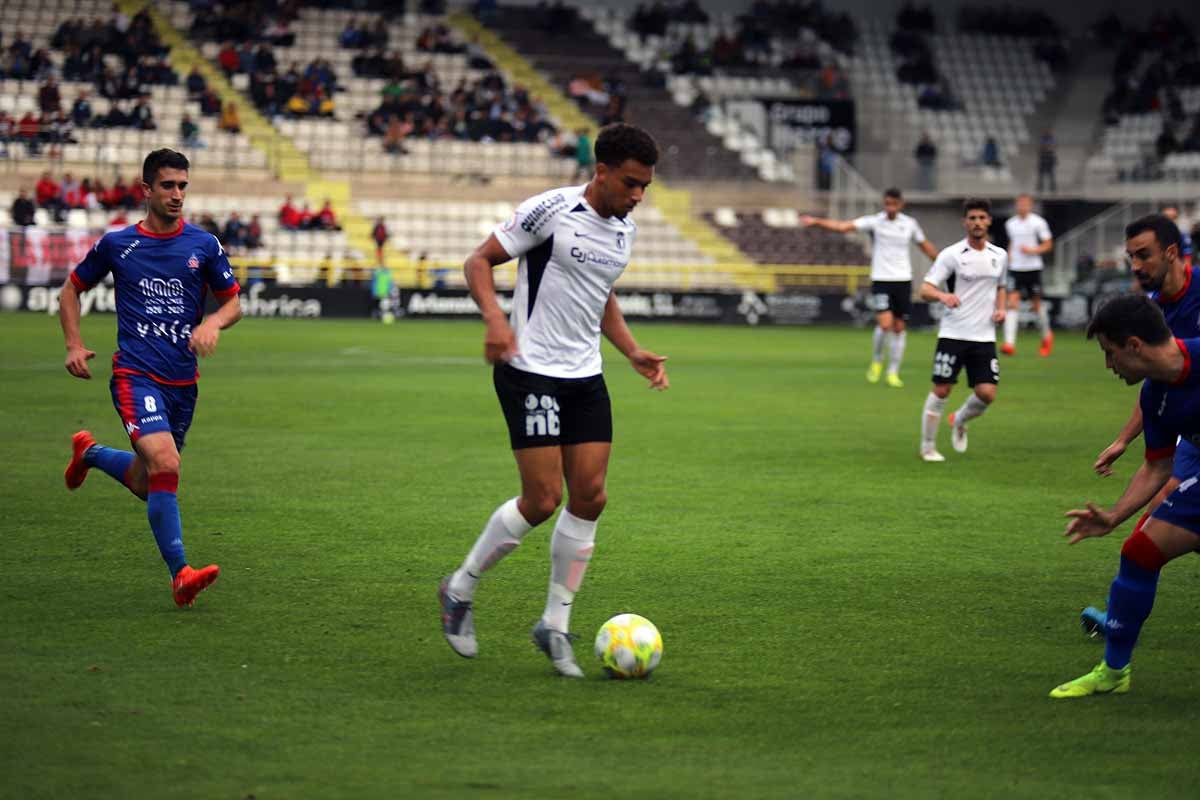 Los blanquinegros han perdido en casa contra la Sociedad Deportiva Amorebieta | Pisculichi encajó el único gol para los locales (1-2) | El Plantío recibió con emoción y homenajes a Mikel Saizar que regresaba a la que fue su portería durante dos temporadas). 