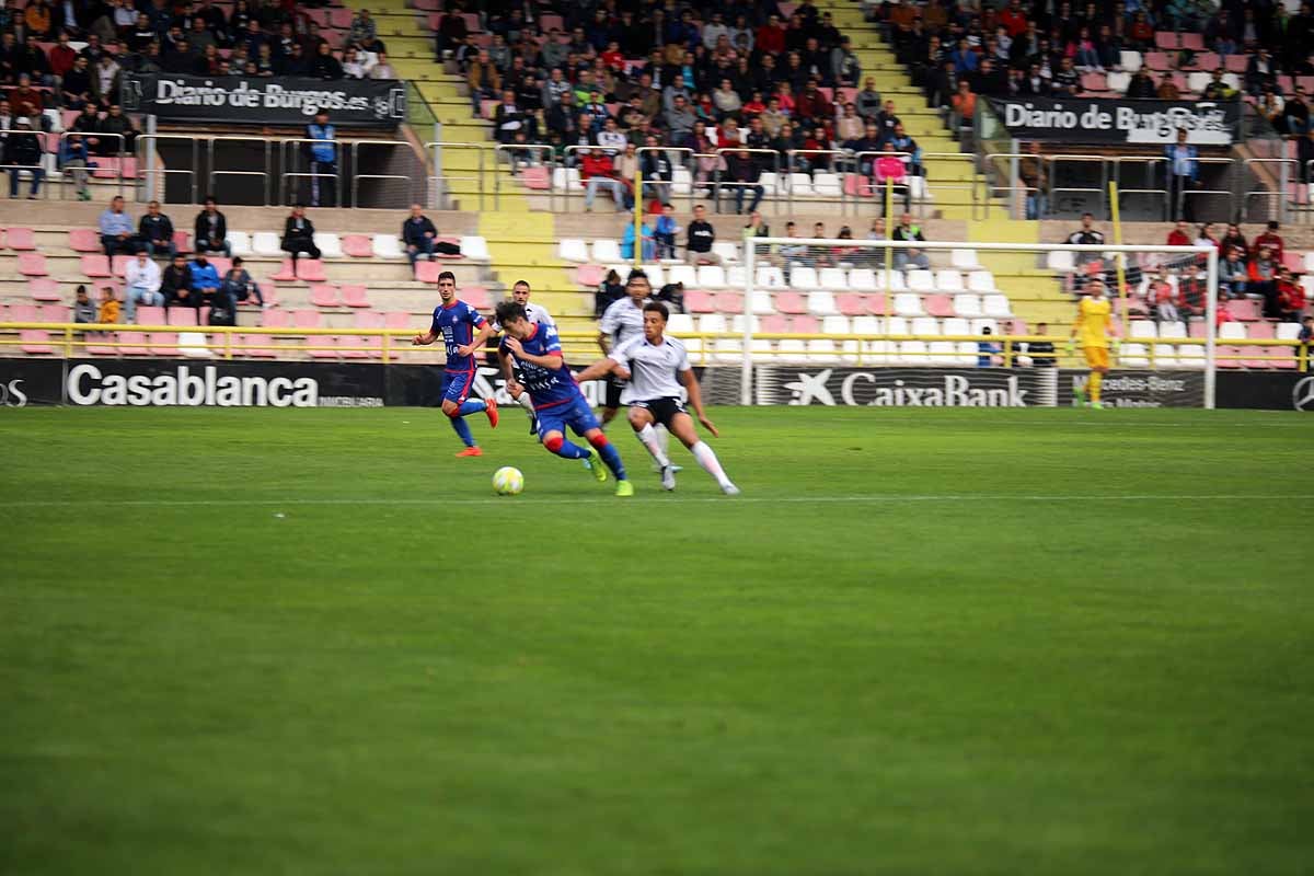 Los blanquinegros han perdido en casa contra la Sociedad Deportiva Amorebieta | Pisculichi encajó el único gol para los locales (1-2) | El Plantío recibió con emoción y homenajes a Mikel Saizar que regresaba a la que fue su portería durante dos temporadas). 