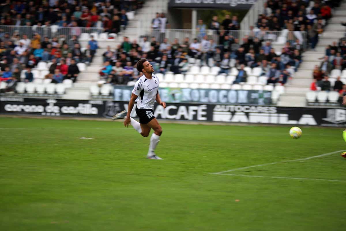 Los blanquinegros han perdido en casa contra la Sociedad Deportiva Amorebieta | Pisculichi encajó el único gol para los locales (1-2) | El Plantío recibió con emoción y homenajes a Mikel Saizar que regresaba a la que fue su portería durante dos temporadas). 