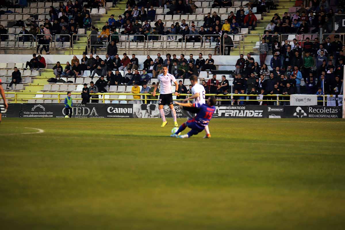 Los blanquinegros han perdido en casa contra la Sociedad Deportiva Amorebieta | Pisculichi encajó el único gol para los locales (1-2) | El Plantío recibió con emoción y homenajes a Mikel Saizar que regresaba a la que fue su portería durante dos temporadas). 