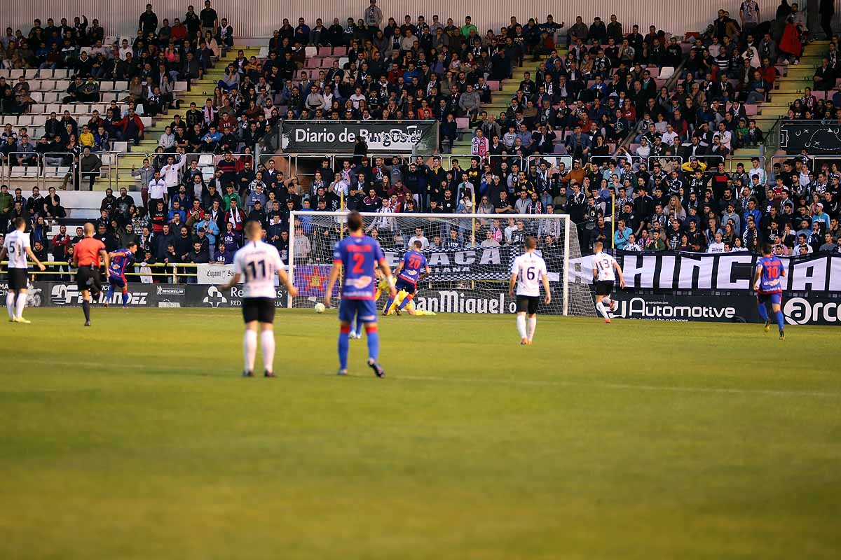 Los blanquinegros han perdido en casa contra la Sociedad Deportiva Amorebieta | Pisculichi encajó el único gol para los locales (1-2) | El Plantío recibió con emoción y homenajes a Mikel Saizar que regresaba a la que fue su portería durante dos temporadas). 