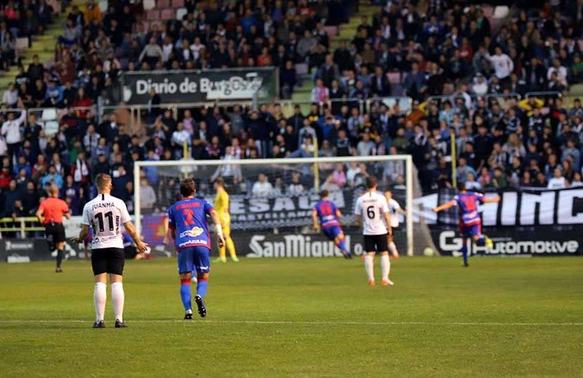 Los blanquinegros han perdido en casa contra la Sociedad Deportiva Amorebieta | Pisculichi encajó el único gol para los locales (1-2) | El Plantío recibió con emoción y homenajes a Mikel Saizar que regresaba a la que fue su portería durante dos temporadas). 