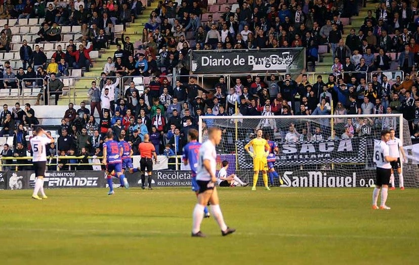 Los blanquinegros han perdido en casa contra la Sociedad Deportiva Amorebieta | Pisculichi encajó el único gol para los locales (1-2) | El Plantío recibió con emoción y homenajes a Mikel Saizar que regresaba a la que fue su portería durante dos temporadas). 