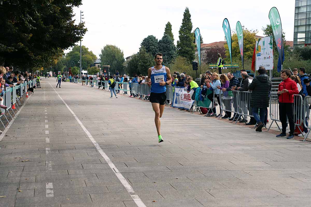 Dani Arce y Lidia Campo han sido los vencedores en la prueba de 10 kilómetros que ha recorridos las calles burgaleses. 