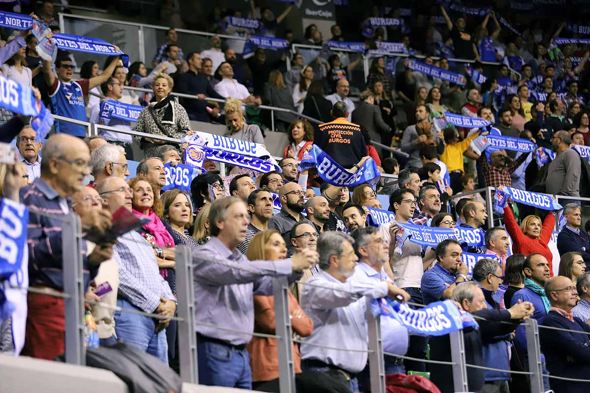 Las gradas del Coliseum siempre son una fiesta. 