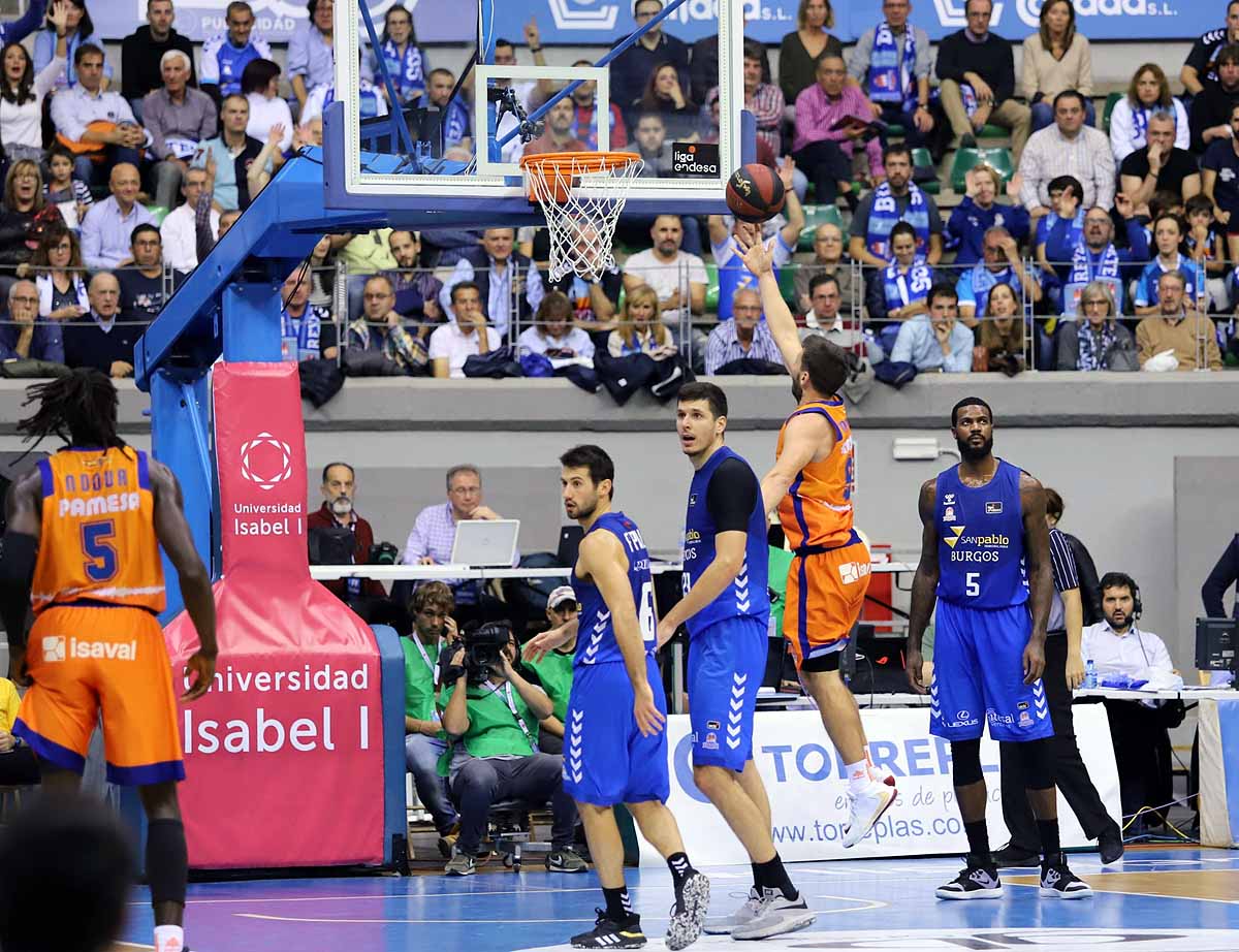 Imágenes del encuentro entre el San Pablo Burgos y el Valencia Basket en el Coliseum. 