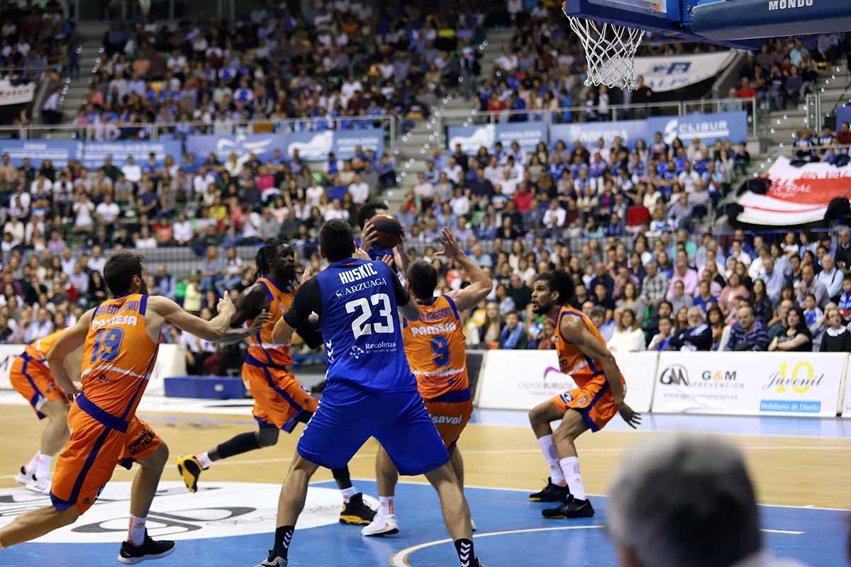 Imágenes del encuentro entre el San Pablo Burgos y el Valencia Basket en el Coliseum. 