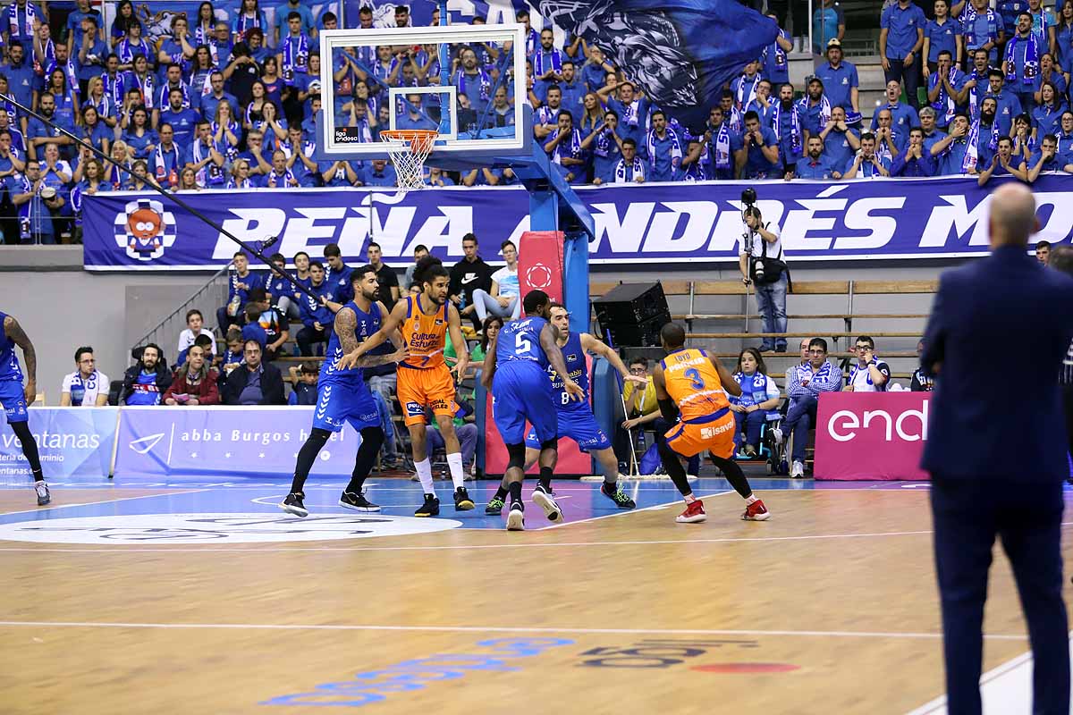 Imágenes del encuentro entre el San Pablo Burgos y el Valencia Basket en el Coliseum. 