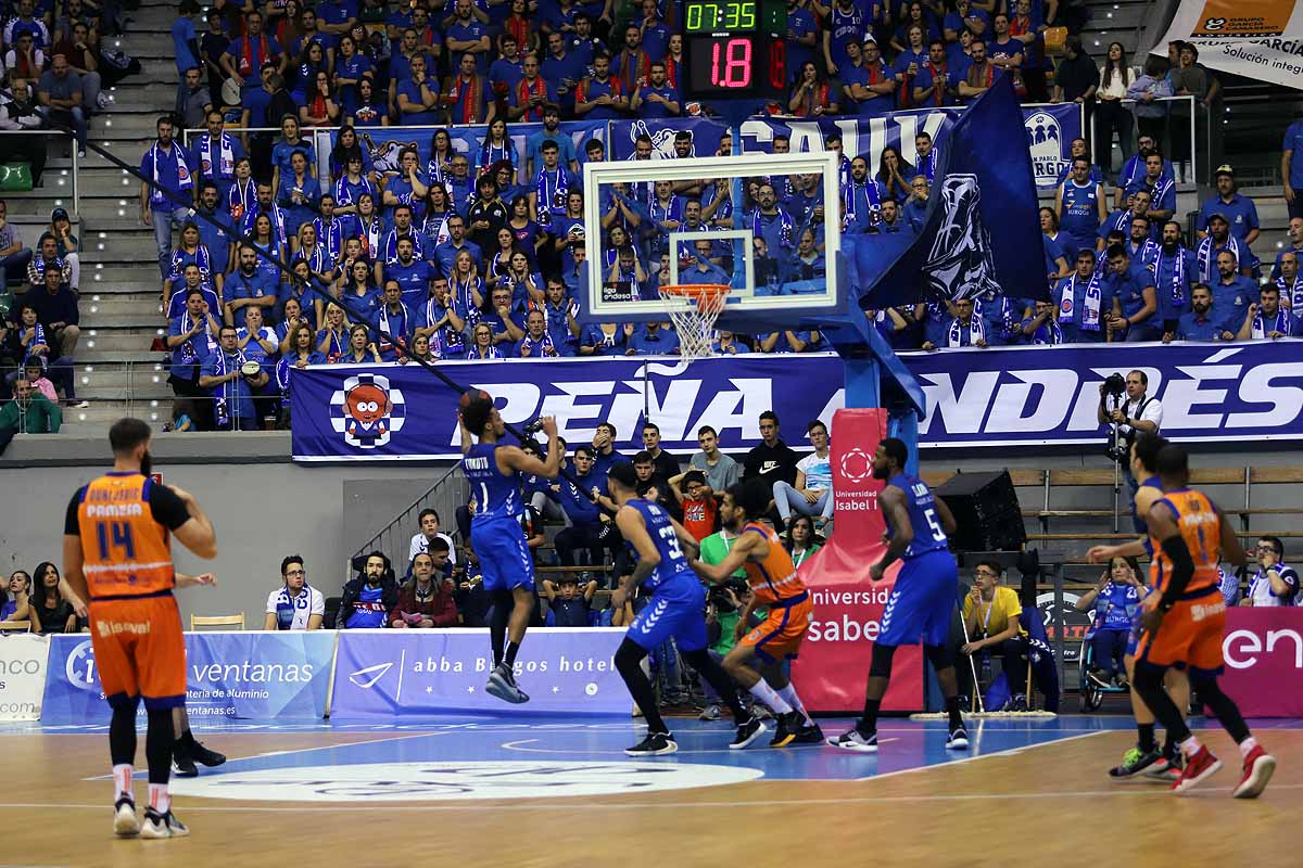 Imágenes del encuentro entre el San Pablo Burgos y el Valencia Basket en el Coliseum. 