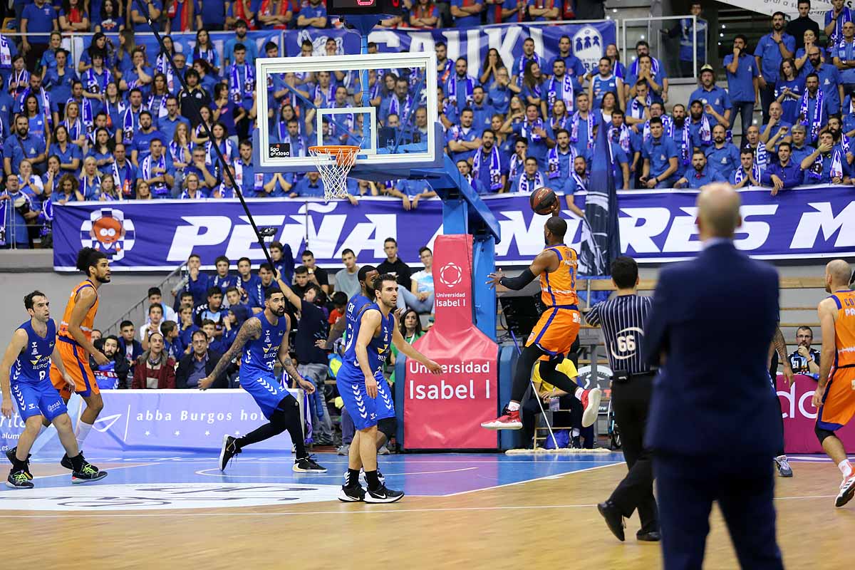 Imágenes del encuentro entre el San Pablo Burgos y el Valencia Basket en el Coliseum. 