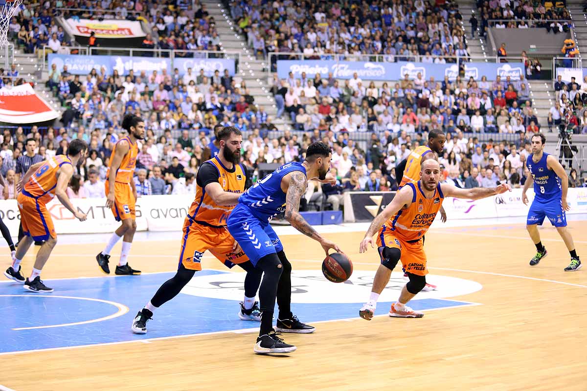 Imágenes del encuentro entre el San Pablo Burgos y el Valencia Basket en el Coliseum. 